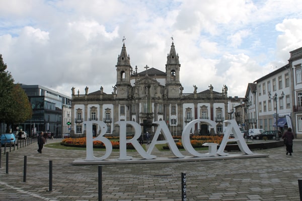Город на севере Португалии, основанный римлянами с богатой историей и традициями – это Брага.